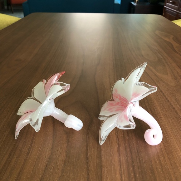 2 Decorative  Flowers - Picture 4 of 9